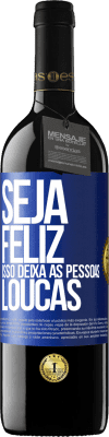 39,95 € Envio grátis | Vinho tinto Edição RED MBE Reserva Seja feliz. Isso deixa as pessoas loucas Etiqueta Azul. Etiqueta personalizável Reserva 12 Meses Colheita 2014 Tempranillo