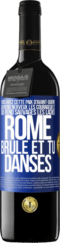 39,95 € Envoi gratuit | Vin rouge Édition RED MBE Réserve Vous avez cette paix d'avant-guerre qui rend nerveux les courageux et qui rend sauvages les lâches. Rome brûle et tu danses Étiquette Bleue. Étiquette personnalisable Réserve 12 Mois Récolte 2015 Tempranillo