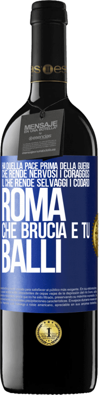 39,95 € Spedizione Gratuita | Vino rosso Edizione RED MBE Riserva Hai quella pace prima della guerra che rende nervosi i coraggiosi, il che rende selvaggi i codardi. Roma che brucia e tu Etichetta Blu. Etichetta personalizzabile Riserva 12 Mesi Raccogliere 2015 Tempranillo