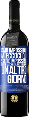 39,95 € Spedizione Gratuita | Vino rosso Edizione RED MBE Riserva Siamo impossibili, ma eccoci qui, essere impossibili insieme e lasciare il possibile per un altro giorno Etichetta Blu. Etichetta personalizzabile Riserva 12 Mesi Raccogliere 2014 Tempranillo