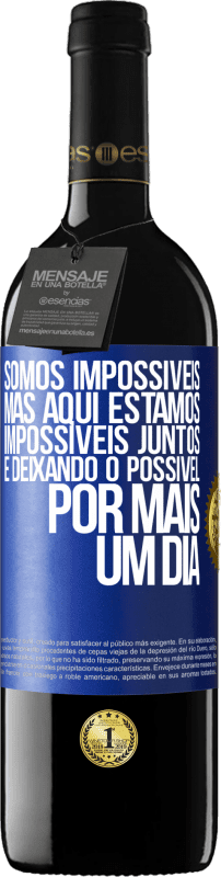 39,95 € Envio grátis | Vinho tinto Edição RED MBE Reserva Somos impossíveis, mas aqui estamos, impossíveis juntos e deixando o possível por mais um dia Etiqueta Azul. Etiqueta personalizável Reserva 12 Meses Colheita 2015 Tempranillo