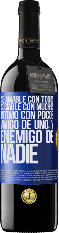 39,95 € Envío gratis | Vino Tinto Edición RED MBE Reserva Sé amable con todos, sociable con muchos, íntimo con pocos, amigo de uno, y enemigo de nadie Etiqueta Azul. Etiqueta personalizable Reserva 12 Meses Cosecha 2015 Tempranillo
