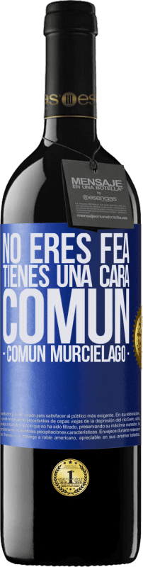 39,95 € Envío gratis | Vino Tinto Edición RED MBE Reserva No eres fea, tienes una cara común (común murciélago) Etiqueta Azul. Etiqueta personalizable Reserva 12 Meses Cosecha 2016 Tempranillo