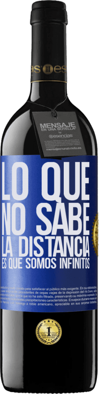 39,95 € Envío gratis | Vino Tinto Edición RED MBE Reserva Lo que no sabe la distancia es que somos infinitos Etiqueta Azul. Etiqueta personalizable Reserva 12 Meses Cosecha 2015 Tempranillo