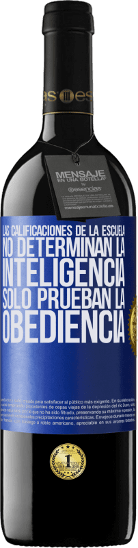 39,95 € Envío gratis | Vino Tinto Edición RED MBE Reserva Las calificaciones de la escuela no determinan la inteligencia. Sólo prueban la obediencia Etiqueta Azul. Etiqueta personalizable Reserva 12 Meses Cosecha 2015 Tempranillo