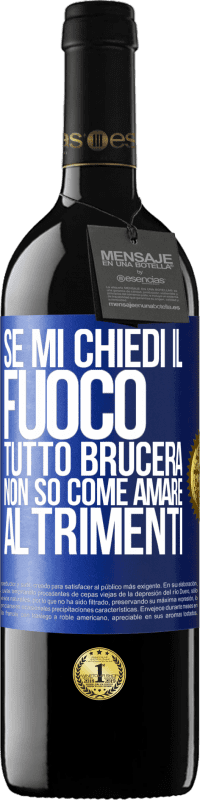 39,95 € Spedizione Gratuita | Vino rosso Edizione RED MBE Riserva Se mi chiedi il fuoco, tutto brucerà. Non so come amare altrimenti Etichetta Blu. Etichetta personalizzabile Riserva 12 Mesi Raccogliere 2015 Tempranillo