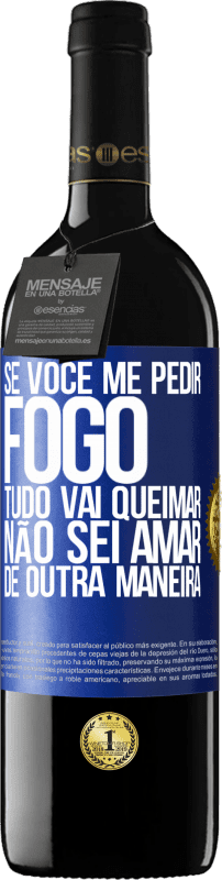 39,95 € Envio grátis | Vinho tinto Edição RED MBE Reserva Se você me pedir fogo, tudo vai queimar. Não sei amar de outra maneira Etiqueta Azul. Etiqueta personalizável Reserva 12 Meses Colheita 2015 Tempranillo