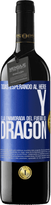 39,95 € Envío gratis | Vino Tinto Edición RED MBE Reserva Todas esperando al héroe y ella enamorada del fuego del dragón Etiqueta Azul. Etiqueta personalizable Reserva 12 Meses Cosecha 2014 Tempranillo