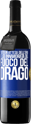 39,95 € Spedizione Gratuita | Vino rosso Edizione RED MBE Riserva Tutti in attesa dell'eroe e lei innamorata del fuoco del drago Etichetta Blu. Etichetta personalizzabile Riserva 12 Mesi Raccogliere 2014 Tempranillo