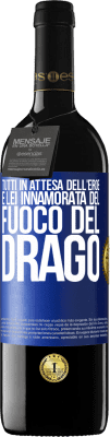 39,95 € Spedizione Gratuita | Vino rosso Edizione RED MBE Riserva Tutti in attesa dell'eroe e lei innamorata del fuoco del drago Etichetta Blu. Etichetta personalizzabile Riserva 12 Mesi Raccogliere 2016 Tempranillo