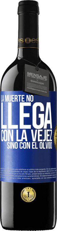 39,95 € Envío gratis | Vino Tinto Edición RED MBE Reserva La muerte no llega con la vejez, sino con el olvido Etiqueta Azul. Etiqueta personalizable Reserva 12 Meses Cosecha 2015 Tempranillo