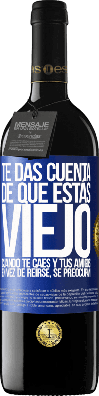 39,95 € Envío gratis | Vino Tinto Edición RED MBE Reserva Te das cuenta de que estás viejo cuando te caes y tus amigos en vez de reírse, se preocupan Etiqueta Azul. Etiqueta personalizable Reserva 12 Meses Cosecha 2015 Tempranillo