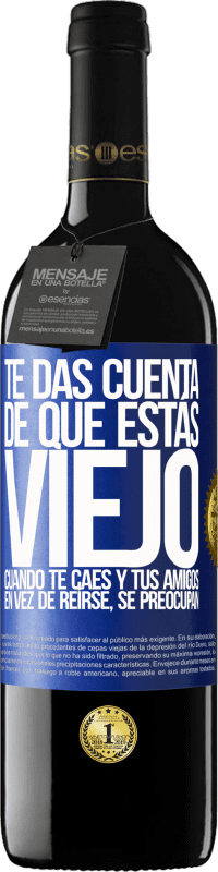 39,95 € Envío gratis | Vino Tinto Edición RED MBE Reserva Te das cuenta de que estás viejo cuando te caes y tus amigos en vez de reírse, se preocupan Etiqueta Azul. Etiqueta personalizable Reserva 12 Meses Cosecha 2016 Tempranillo