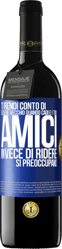 39,95 € Spedizione Gratuita | Vino rosso Edizione RED MBE Riserva Ti rendi conto di essere vecchio quando cadi e i tuoi amici, invece di ridere, si preoccupano Etichetta Blu. Etichetta personalizzabile Riserva 12 Mesi Raccogliere 2015 Tempranillo