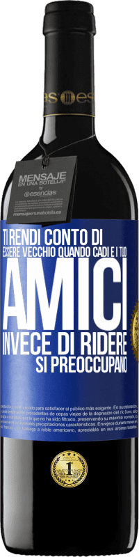 39,95 € Spedizione Gratuita | Vino rosso Edizione RED MBE Riserva Ti rendi conto di essere vecchio quando cadi e i tuoi amici, invece di ridere, si preoccupano Etichetta Blu. Etichetta personalizzabile Riserva 12 Mesi Raccogliere 2016 Tempranillo
