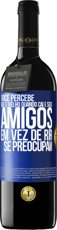 39,95 € Envio grátis | Vinho tinto Edição RED MBE Reserva Você percebe que é velho quando cai e seus amigos, em vez de rir, se preocupam Etiqueta Azul. Etiqueta personalizável Reserva 12 Meses Colheita 2015 Tempranillo