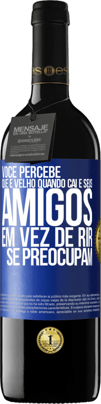 39,95 € Envio grátis | Vinho tinto Edição RED MBE Reserva Você percebe que é velho quando cai e seus amigos, em vez de rir, se preocupam Etiqueta Azul. Etiqueta personalizável Reserva 12 Meses Colheita 2016 Tempranillo