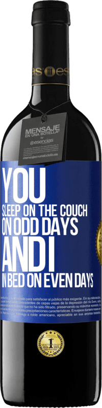 39,95 € Free Shipping | Red Wine RED Edition MBE Reserve You sleep on the couch on odd days and I in bed on even days Blue Label. Customizable label Reserve 12 Months Harvest 2014 Tempranillo