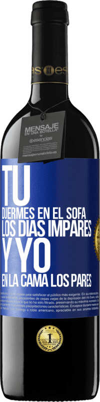 39,95 € Envío gratis | Vino Tinto Edición RED MBE Reserva Tú duermes en el sofá los días impares y yo en la cama los pares Etiqueta Azul. Etiqueta personalizable Reserva 12 Meses Cosecha 2015 Tempranillo