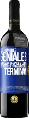 39,95 € Envío gratis | Vino Tinto Edición RED MBE Reserva Los hombres geniales empiezan grandes obras. Los hombres trabajadores las terminan Etiqueta Azul. Etiqueta personalizable Reserva 12 Meses Cosecha 2014 Tempranillo