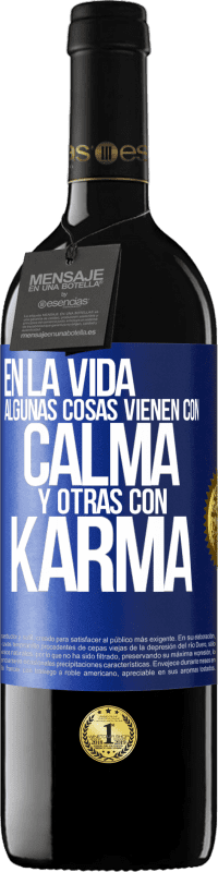 39,95 € Envío gratis | Vino Tinto Edición RED MBE Reserva En la vida algunas cosas vienen con calma y otras con karma Etiqueta Azul. Etiqueta personalizable Reserva 12 Meses Cosecha 2015 Tempranillo