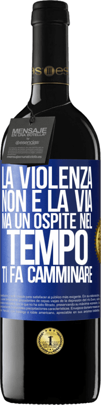 39,95 € Spedizione Gratuita | Vino rosso Edizione RED MBE Riserva La violenza non è la via, ma un ospite nel tempo ti fa camminare Etichetta Blu. Etichetta personalizzabile Riserva 12 Mesi Raccogliere 2015 Tempranillo