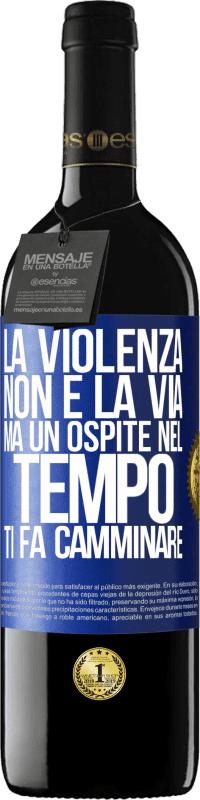 39,95 € Spedizione Gratuita | Vino rosso Edizione RED MBE Riserva La violenza non è la via, ma un ospite nel tempo ti fa camminare Etichetta Blu. Etichetta personalizzabile Riserva 12 Mesi Raccogliere 2016 Tempranillo