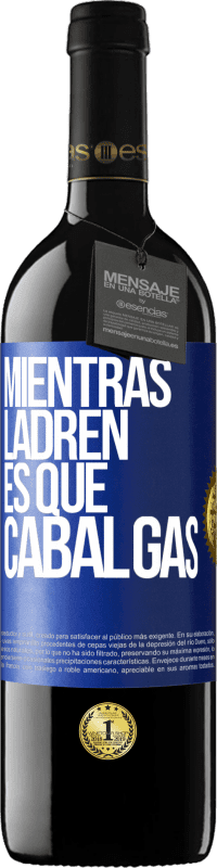 39,95 € Envío gratis | Vino Tinto Edición RED MBE Reserva Mientras ladren es que cabalgas Etiqueta Azul. Etiqueta personalizable Reserva 12 Meses Cosecha 2015 Tempranillo