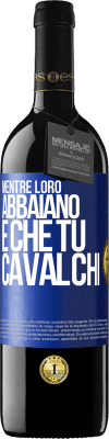 39,95 € Spedizione Gratuita | Vino rosso Edizione RED MBE Riserva Mentre loro abbaiano è che tu cavalchi Etichetta Blu. Etichetta personalizzabile Riserva 12 Mesi Raccogliere 2016 Tempranillo