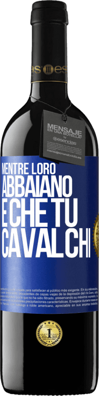 39,95 € Spedizione Gratuita | Vino rosso Edizione RED MBE Riserva Mentre loro abbaiano è che tu cavalchi Etichetta Blu. Etichetta personalizzabile Riserva 12 Mesi Raccogliere 2015 Tempranillo