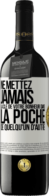 39,95 € Envoi gratuit | Vin rouge Édition RED MBE Réserve Ne mettez jamais la clé de votre bonheur dans la poche de quelqu'un d'autre Étiquette Blanche. Étiquette personnalisable Réserve 12 Mois Récolte 2015 Tempranillo