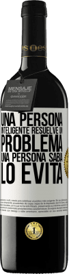 39,95 € Envío gratis | Vino Tinto Edición RED MBE Reserva Una persona inteligente resuelve un problema. Una persona sabia lo evita Etiqueta Blanca. Etiqueta personalizable Reserva 12 Meses Cosecha 2015 Tempranillo