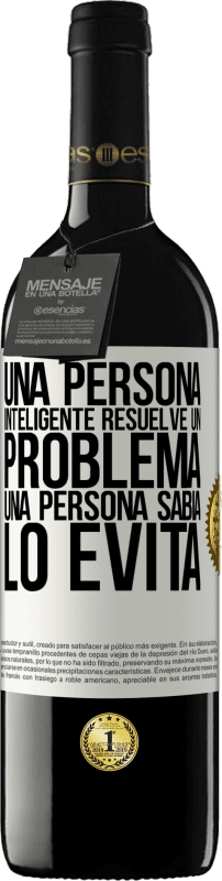 39,95 € Envío gratis | Vino Tinto Edición RED MBE Reserva Una persona inteligente resuelve un problema. Una persona sabia lo evita Etiqueta Blanca. Etiqueta personalizable Reserva 12 Meses Cosecha 2015 Tempranillo