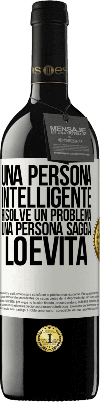 39,95 € Spedizione Gratuita | Vino rosso Edizione RED MBE Riserva Una persona intelligente risolve un problema. Una persona saggia lo evita Etichetta Bianca. Etichetta personalizzabile Riserva 12 Mesi Raccogliere 2015 Tempranillo