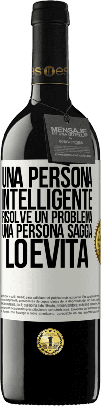 39,95 € Spedizione Gratuita | Vino rosso Edizione RED MBE Riserva Una persona intelligente risolve un problema. Una persona saggia lo evita Etichetta Bianca. Etichetta personalizzabile Riserva 12 Mesi Raccogliere 2016 Tempranillo