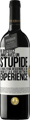 39,95 € Envoi gratuit | Vin rouge Édition RED MBE Réserve Ne discutez jamais avec un stupide. Il vous fera descendre à son niveau et là il vous battra par expérience Étiquette Blanche. Étiquette personnalisable Réserve 12 Mois Récolte 2015 Tempranillo