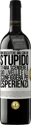 39,95 € Spedizione Gratuita | Vino rosso Edizione RED MBE Riserva Non discutere mai con uno stupido. Ti farà scendere al suo livello e lì ti sconfiggerà per esperienza Etichetta Bianca. Etichetta personalizzabile Riserva 12 Mesi Raccogliere 2014 Tempranillo