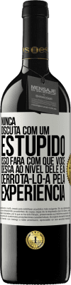 39,95 € Envio grátis | Vinho tinto Edição RED MBE Reserva Nunca discuta com um estúpido. Isso fará com que você desça ao nível dele e aí derrotá-lo-á pela experiência Etiqueta Branca. Etiqueta personalizável Reserva 12 Meses Colheita 2014 Tempranillo