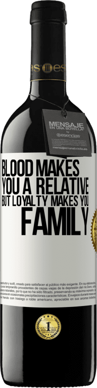 39,95 € Бесплатная доставка | Красное вино Издание RED MBE Бронировать Кровь делает тебя родственником, но верность делает тебя семьей Белая этикетка. Настраиваемая этикетка Бронировать 12 Месяцы Урожай 2014 Tempranillo