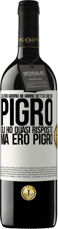 39,95 € Spedizione Gratuita | Vino rosso Edizione RED MBE Riserva L'altro giorno mi hanno detto che ero pigro, gli ho quasi risposto, ma ero pigro Etichetta Bianca. Etichetta personalizzabile Riserva 12 Mesi Raccogliere 2015 Tempranillo