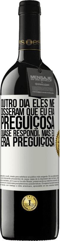 39,95 € Envio grátis | Vinho tinto Edição RED MBE Reserva Outro dia eles me disseram que eu era preguiçosa, quase respondi, mas eu era preguiçosa Etiqueta Branca. Etiqueta personalizável Reserva 12 Meses Colheita 2015 Tempranillo