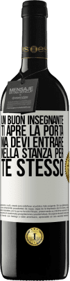 39,95 € Spedizione Gratuita | Vino rosso Edizione RED MBE Riserva Un buon insegnante ti apre la porta, ma devi entrare nella stanza per te stesso Etichetta Bianca. Etichetta personalizzabile Riserva 12 Mesi Raccogliere 2014 Tempranillo