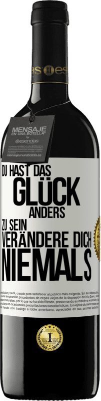 39,95 € Kostenloser Versand | Rotwein RED Ausgabe MBE Reserve Du hast das Glück, anders zu sein. Verändere dich niemals Weißes Etikett. Anpassbares Etikett Reserve 12 Monate Ernte 2016 Tempranillo