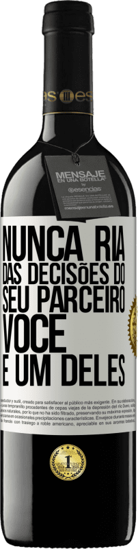 39,95 € Envio grátis | Vinho tinto Edição RED MBE Reserva Nunca ria das decisões do seu parceiro. Você é um deles Etiqueta Branca. Etiqueta personalizável Reserva 12 Meses Colheita 2015 Tempranillo