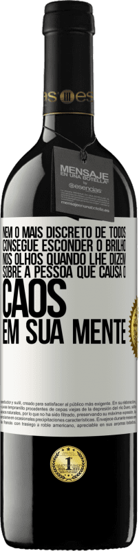 39,95 € Envio grátis | Vinho tinto Edição RED MBE Reserva Nem o mais discreto de todos consegue esconder o brilho nos olhos quando lhe dizem sobre a pessoa que causa o caos em sua Etiqueta Branca. Etiqueta personalizável Reserva 12 Meses Colheita 2015 Tempranillo