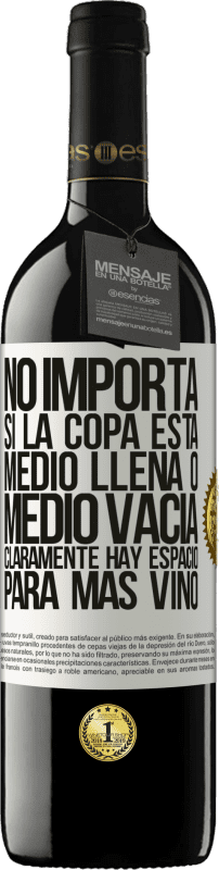 39,95 € Envío gratis | Vino Tinto Edición RED MBE Reserva No importa si la copa está medio llena o medio vacía. Cláramente hay espacio para más vino Etiqueta Blanca. Etiqueta personalizable Reserva 12 Meses Cosecha 2015 Tempranillo