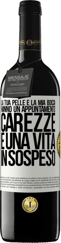 39,95 € Spedizione Gratuita | Vino rosso Edizione RED MBE Riserva La tua pelle e la mia bocca hanno un appuntamento, carezze e una vita in sospeso Etichetta Bianca. Etichetta personalizzabile Riserva 12 Mesi Raccogliere 2015 Tempranillo