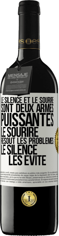 39,95 € Envoi gratuit | Vin rouge Édition RED MBE Réserve Le silence et le sourire sont deux armes puissantes. Le sourire résout les problèmes, le silence les évite Étiquette Blanche. Étiquette personnalisable Réserve 12 Mois Récolte 2015 Tempranillo