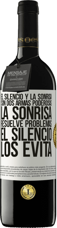 39,95 € Envío gratis | Vino Tinto Edición RED MBE Reserva El silencio y la sonrisa son dos armas poderosas. La sonrisa resuelve problemas, el silencio los evita Etiqueta Blanca. Etiqueta personalizable Reserva 12 Meses Cosecha 2015 Tempranillo