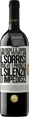 39,95 € Spedizione Gratuita | Vino rosso Edizione RED MBE Riserva Il silenzio e il sorriso sono due potenti armi. Il sorriso risolve i problemi, il silenzio li impedisce Etichetta Bianca. Etichetta personalizzabile Riserva 12 Mesi Raccogliere 2015 Tempranillo